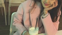 Segelas es kopi susu jadi teman santap Dasom. Foto ini diambil ketika malam tahun baru. Wah Dasom tak menggelar pesta di malam pergantian tahun nih. Foto: instagram @som0506