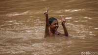 Mereka terlihat sangat semringah sat berpose di depan kamera.