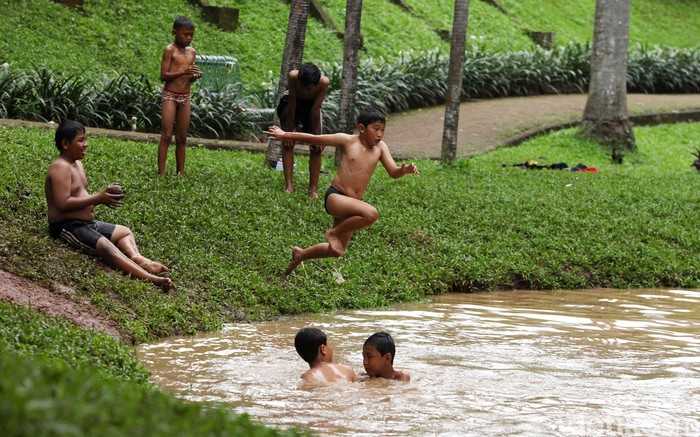 Kolam Renang Dadakan di Taman Langsat Sejumlah anak-anak menghabiskanw aktu sore hari dengan bermain di kolam renang dadakan di Taman Langsat, Mayestik, Kebayoran Baru, Jakarta.