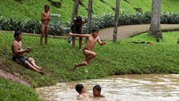 Begini keseruan sejumlah anak-anak saat berenang di kolam Taman Langsat.