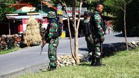 Pasukan TNI juga berpatroli di permukiman warga di Desa Tingginambut, Puncak Jaya.