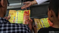 Sejumlah pengunjung membaca brosur berisi upaya pencegahan agar tak terinfeksi virus Novel Coronavirus.