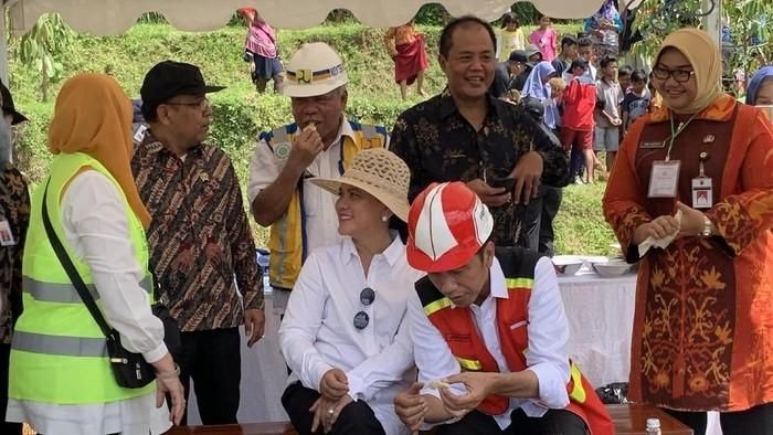 Jokowi makan durian