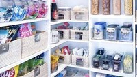 Adik dari Kim Kardashian yaitu Khloe Kardashian juga punya dapur rapi dan teratur. Didominasi warna putih, serta beragam makanan terdapat pada dapurnya. Mulai dari sereal hingga aneka makanan ringan seperti keripik kentang. Foto: Istimewa