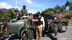 Momen Anggota DPR Komisi I Tinjau Pos Pengamanan di Papua