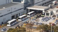 Sejumlah bus tampak mengangkut warga Korea Selatan yang berhasil di Evakuasi dari Wuhan dan telah tiba di Bandara Gimpo yang berada di kawasan Seoul, Korea Selatan, Jumat (31/1/2020).