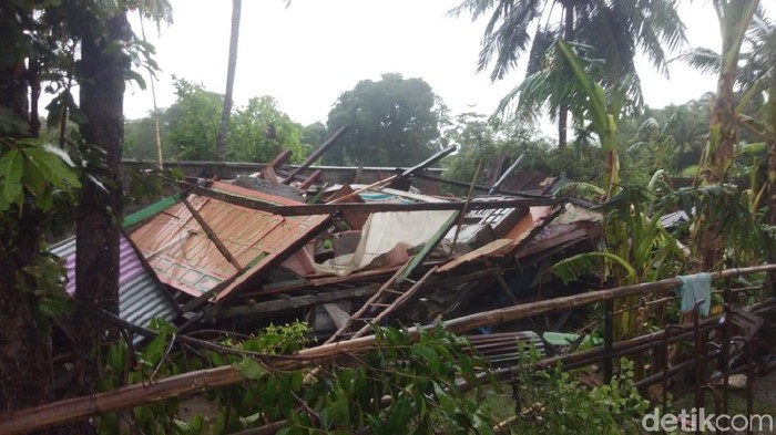 Puting beliung menerjang Kabupaten Barru, Sulsel. Sejumlah rumah rusak (Hasrul Nawir/detikcom)