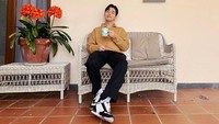 Terkenal sebagai raja gombal di kalangan penggemarnya, Henry memang jago sekali saat merayu wanita. Ia kerap menunjukkan kebolehannya tersebut di beragam program acara televisi di Korea. Terlihat manis, Henry duduk santai sambil menikmati segelas minuman. Foto: Instagram @henryl89