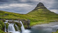 Kirkjufell merupakan gunung yang berada di Islandia. Gunung ini tidaklah tinggi, hanya 463 meter. Dilihat dari bentuknya, gunung ini sangat langsing dengan puncak yang mengkucut. (iStock)