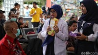 Selain membagikan masker, para petugas kesehatan PT KAI juga turut memberikan sosialisasi mengenai virus corona dan upaya pencegahan yang dapat dilakukan agar tak terinfeksi virus tersebut.