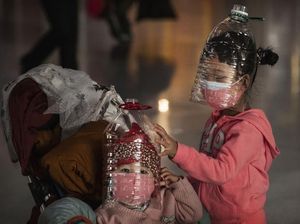Cegah Virus Corona, Orang Pakai Helm Botol, Sawi dan Kulit Jeruk