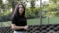 Tim detikcom pun berkesempatan diajak Manda untuk mengikutinya kala berlatih menembak.