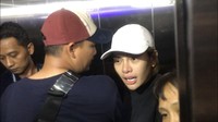 Nikita Mirzani sempat berkelahi dengan seorang mahasiswi pada 2013 lalu di kafe Golden Monkey di Bandung. Foto: Nikita Mirzani dijemput polisi (Hanif/detikcom)