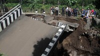 Jembatan sepanjang 10 meter dan lebar 6 meter yang menjadi akses bagi Desa Gadingkulon dan Selorejo itu pun terputus diterjang banjir lumpur pada Kamis (30/1/2020) sore.