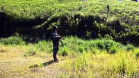 TNI berjaga dengan membawa senjata lengkap.