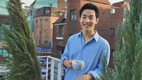 Memiliki mata yang sipit dan lesung pipi yang menawan, Henry Lau terlihat sangat ceria saat menikmati secangkir kopi di sore hari yang cerah. Foto: Instagram @henryl89