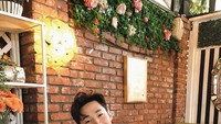 Tak hanya memiliki darah China yang kental, Henry juga keturunan Kanada. Tak heran jika ia bisa berbahasa Inggris dengan lancar. Terlihat sangat tampan, ini pose Henry Lau saat sedang menyantap beragam makanan di salah satu kafe. Diantaranya ada burger, omurice, dan lainnya. Foto: Instagram @henryl89