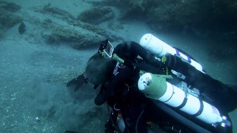 Penyelam Temukan Kapal yang Hilang Michael C Barnette on the wreck of the SS Cotopaxi searching for clues.