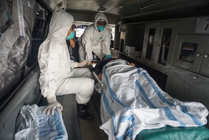 Begini Simulasi Penanganan Pasien Virus Corona di Indonesia Kegiatan simulasi penanganan virus corona dilakukan di sejumlah rumah sakit di beberapa wilayah di Indonesia. Berikut foto-fotonya.