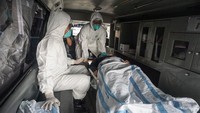 Tim medis melakukan pemeriksaan terhadap seorang pasien pada kegiatan simulasi penanganan virus Corona di RSUD Dr. Moewardi, Solo, Jawa Tengah, Jumat (31/1/2020). ANTARA FOTO/Mohammad Ayudha.