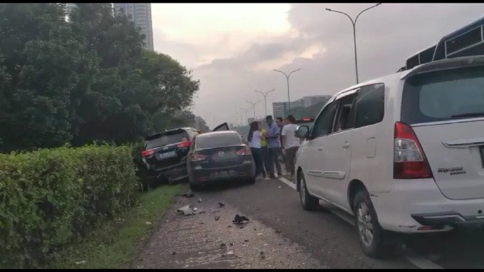 Viral Kecelakaan Beruntun di Tol Kebon Jeruk, Sopir Salah Injak Pedal Gas