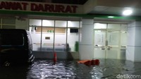 Hujan deras mengguyur Surabaya lebih 2 jam membuat beberapa lokasi tergenang air. Di halaman Rumah Sakit Islam (RSI) Wonokromo air setinggi lutut orang dewasa. Lahan parkir di depan RS juga diterjang banjir setinggi ban mobil.