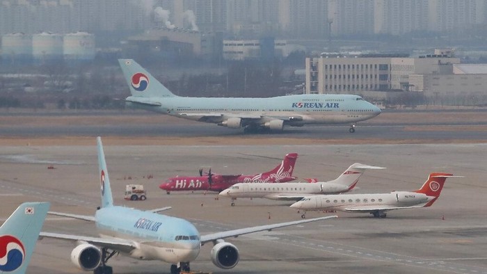 Korea Selatan terbangkan pesawat untuk evakuasi warganya dari Wuhan. Usai dievakuasi mereka nantinya juga akan dikarantina guna cegah penyebaran virus corona.