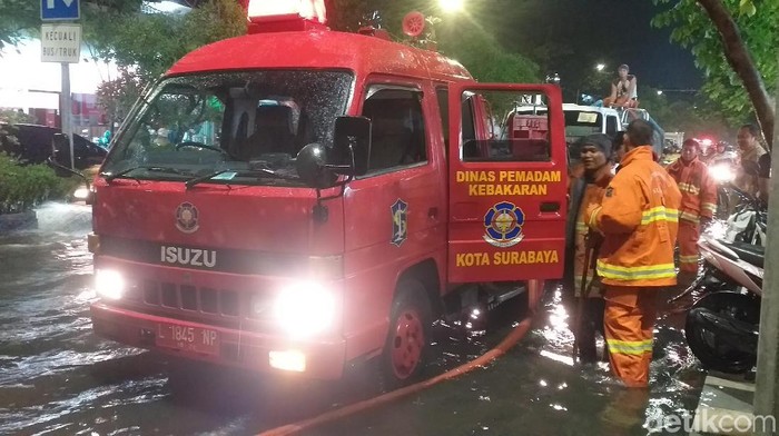 banjir di surabaya