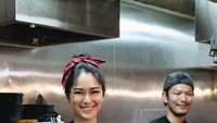  Berkunjung ke Jepang untuk salah satu acara kuliner. Prisia sempat coba masak berbagai hidangan khas Negeri Sakura tersebut. Foto: Instagram @prisia