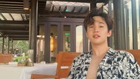 Pria kelahiran 1989 ini kerap bolak-balik Indonesia dan sering mengunjungi Bali. Saking seringnya, Henry Lau bahkan sering menggoda penggemarnya dengan membuat caption bahasa Indonesia di unggahan Instagram miliknya. Seperti captionnya satu ini, Aku tersesat.. boleh tau peta ke hati mu? lost in the sunset. Foto: Instagram @henryl89