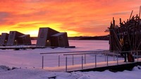 Cahaya di pagi harinya sangat cantik. Langitnya memiliki perpaduan warna merah, ungu, jingga dan kuning. (Arctic Bath/Facebook)
