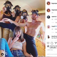 Dan yang paling kontroversial adalah unggahan influencer yang juga dikenal sebagai YouTuber, Logan Paul. YouTuber yang pernah mengunggah video jasad korban bunuh diri di Jepang itu memamerkan foto terbarunya berpose bersama para wanita seksi memakai masker gas atau masker militer. f**k the corona virus, tulisnya di keterangan foto. Pria dengan followers lebih 17 juta itu pun langsung dihujat. I dont think this is so funny 😑, people are dying, demikian salah satu kritikan netizen pada Logan Paul. Foto: Instagram