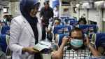 PT KAI Bagi-bagi Masker Cegah Virus Corona di Gambir
