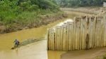 Penampakan Dinding Turap Ilegal di Sungai Cibeet