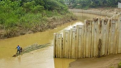 Penampakan Dinding Turap Ilegal di Sungai Cibeet