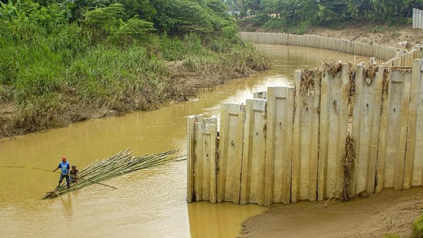Penampakan Dinding Turap Ilegal di Sungai Cibeet