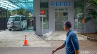 Selain RSUP Persahabatan, ada sejumlah rumah sakit lain yang disiapkan untuk menjadi rujukan bagi pasien dengan gejala virus corona, di antaranya RSPI Sulianti Saroso dan RSPAD Gatot Subroto.
