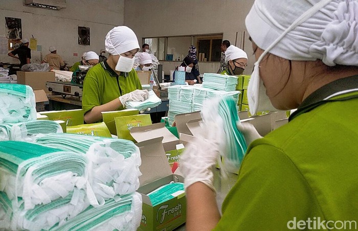 Pabrik Masker Banjir Orderan Imbas Virus Corona Merebaknya penyebaran virus corona jenis baru membuat permintaan masker semakin meningkat. Pabrik pembuatan masker di Surabaya pun banjir orderan.