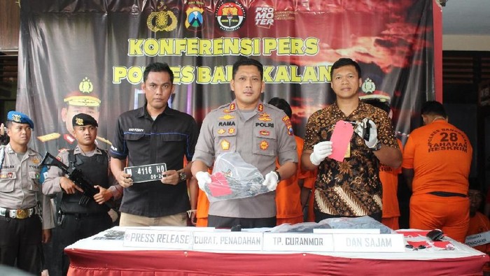 Polisi Bangkalan mengungkap kasus curat, curas dan curanmor. Ada tujuh tersangka yang diamankan petugas.