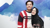 Keduanya pun tampak sangat bahagia dan mesra kala berpose. Pool/Palevi S/detikFoto.