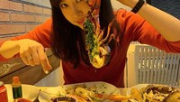Penasaran dengan gaya makan Dasom? Kira-kira seperti ini gaya makannya ketika siap melahap aneka seafood. Kecil-kecil tapi makannya banyak ya? Foto: instagram @som0506
