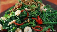 Pucuk daun labu yang renyah segar juga enak dibuat tumisan. Bumbu yang sederhana bikin sayuran ini makin gurih segar. Enak dinikmati hangat. Resepnya bisa dilihat di sini. Foto: detikcom