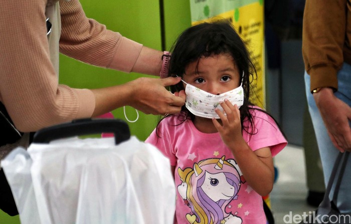 PT KAI Daop 1 Jakarta gelar sosialisasi dan bagi-bagi masker guna mencegah virus corona di Stasiun Gambir. Pengunjung juga dapat periksa kesehatan di stasiun.