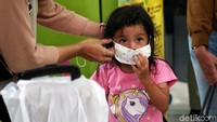 Kegiatan bagi-bagi masker di Stasiun Gambir tak hanya diberikan untuk orang dewasa, anak-anak juga turut mendapatkan masker guna mencegah penyebaran virus corona.