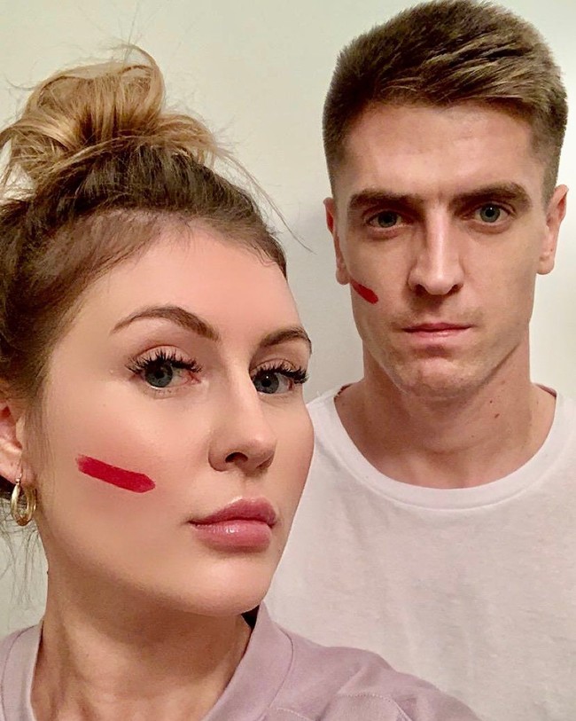 Mantan pemain AC Milan yang kini pindah ke Hertha Berlin, Krzysztof Piatek Piatek resmi menikahi kekasihnya Paulina Piatek pada 1 Juni 2019. Keduanya menjalin hubungan cinta cukup lama sebelum akhirnya naik pelaminan dan menggelar pesta pernikahan di sebuah kastil di Polandia, negara asal Piatek. Foto: Dok. Instagram @paulynaaa_a