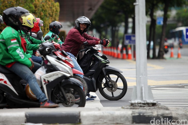 Tilang Elektronik Sepeda Motor Diberlakukan di Sudirman-Thamrin Direktorat Lalu Lintas Polda Metro Jaya menerapkan tilang elektronik atau E-TLE bagi pengendara sepeda motor di Jalan Sudirman-MH Thamrin, Jakpus. Tilang elektronik diberlakukan pada 1 Februari 2020.