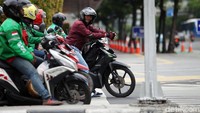 Nantinya mekanisme tilang elektronik pada motor tidak berbeda dengan mekanisme tilang pada mobil. Pelanggar yang tertangkap kamera E-TLE akan dikirimi surat konfirmasi ke alamat yang sesuai dengan STNK.