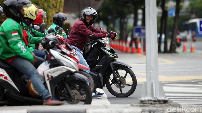 Direktorat Lalu Lintas Polda Metro Jaya menerapkan tilang elektronik atau E-TLE bagi pengendara sepeda motor di Jalan Sudirman-MH Thamrin, Jakpus. Tilang elektronik diberlakukan pada 1 Februari 2020.