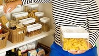 Chyke Keebaugh merupakan selebriti asal Australia yang kini berusia 51 tahun. Wanita ini pun memiliki dapur yang juga cantik. Terlihat ia sedang membawa pasta dan juga terdapat beragam kue yang ia letakkan di dalam stoples cantik. Foto: Istimewa