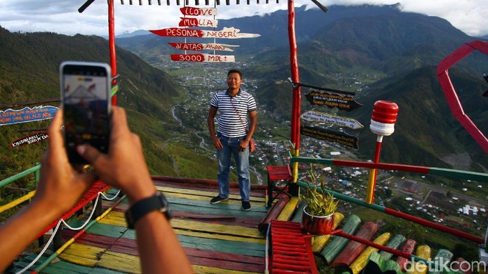 Kabupaten Puncak Jaya merupakan salah satu kabupaten di Papua yang berada di wilayah perbukitan dan gunung.